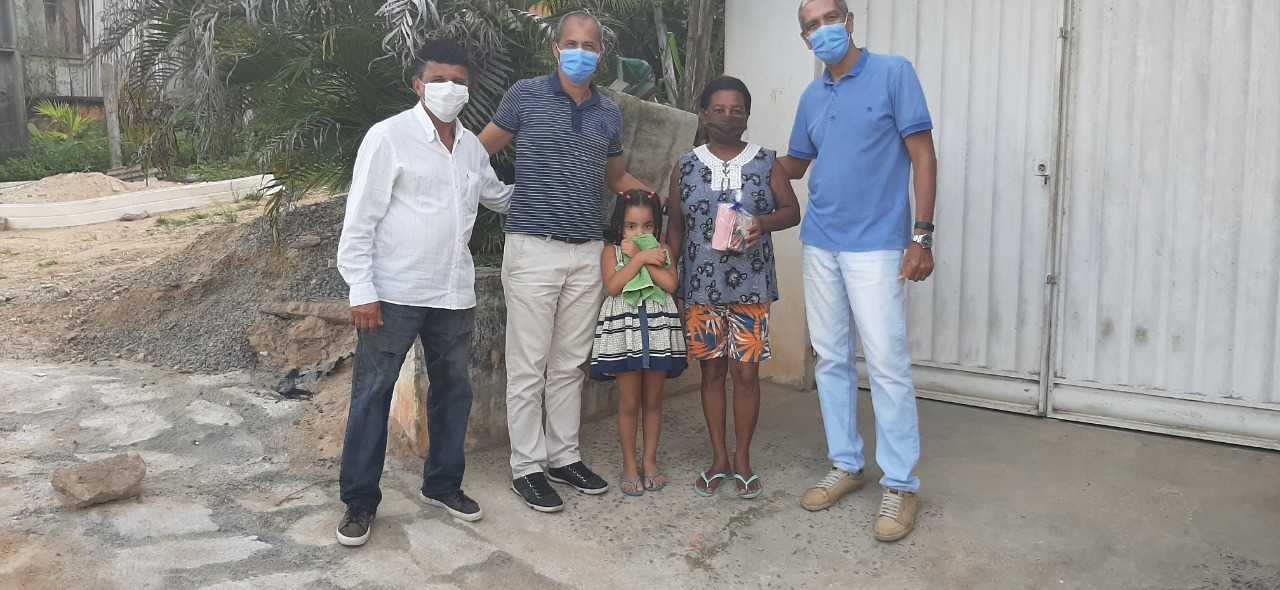 Camacã: Garis são homenageados em suas casas
